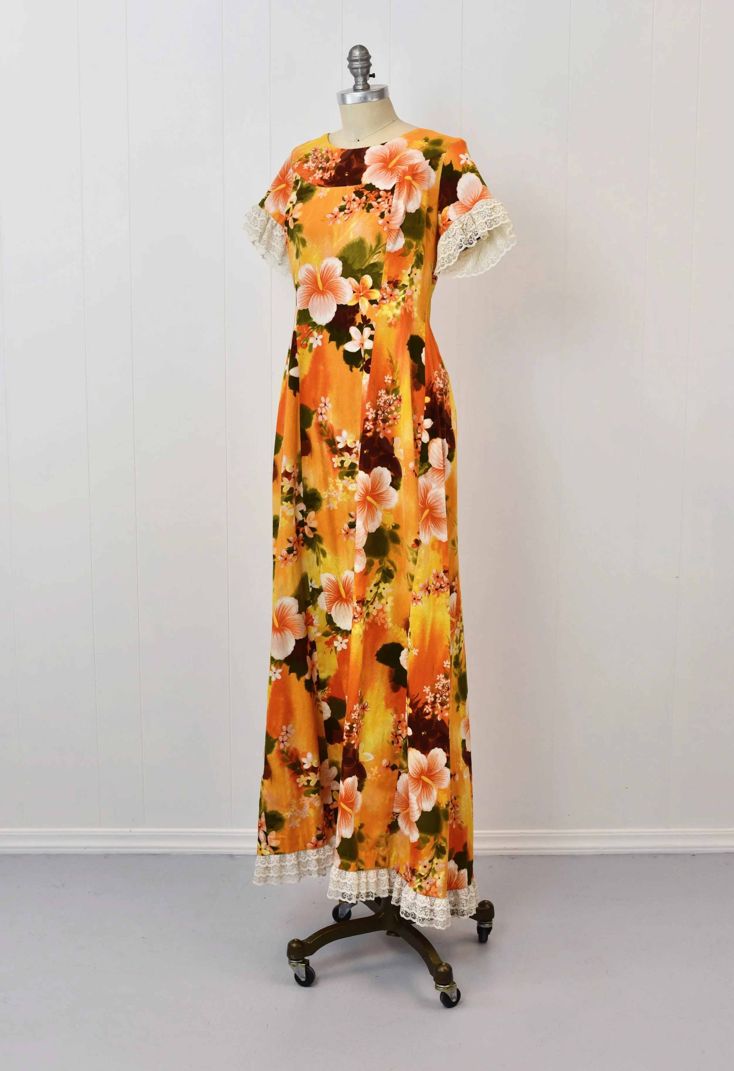 1960s Ui-Maikai Orange Hibiscus Floral Hawaiian Lace Waterfall